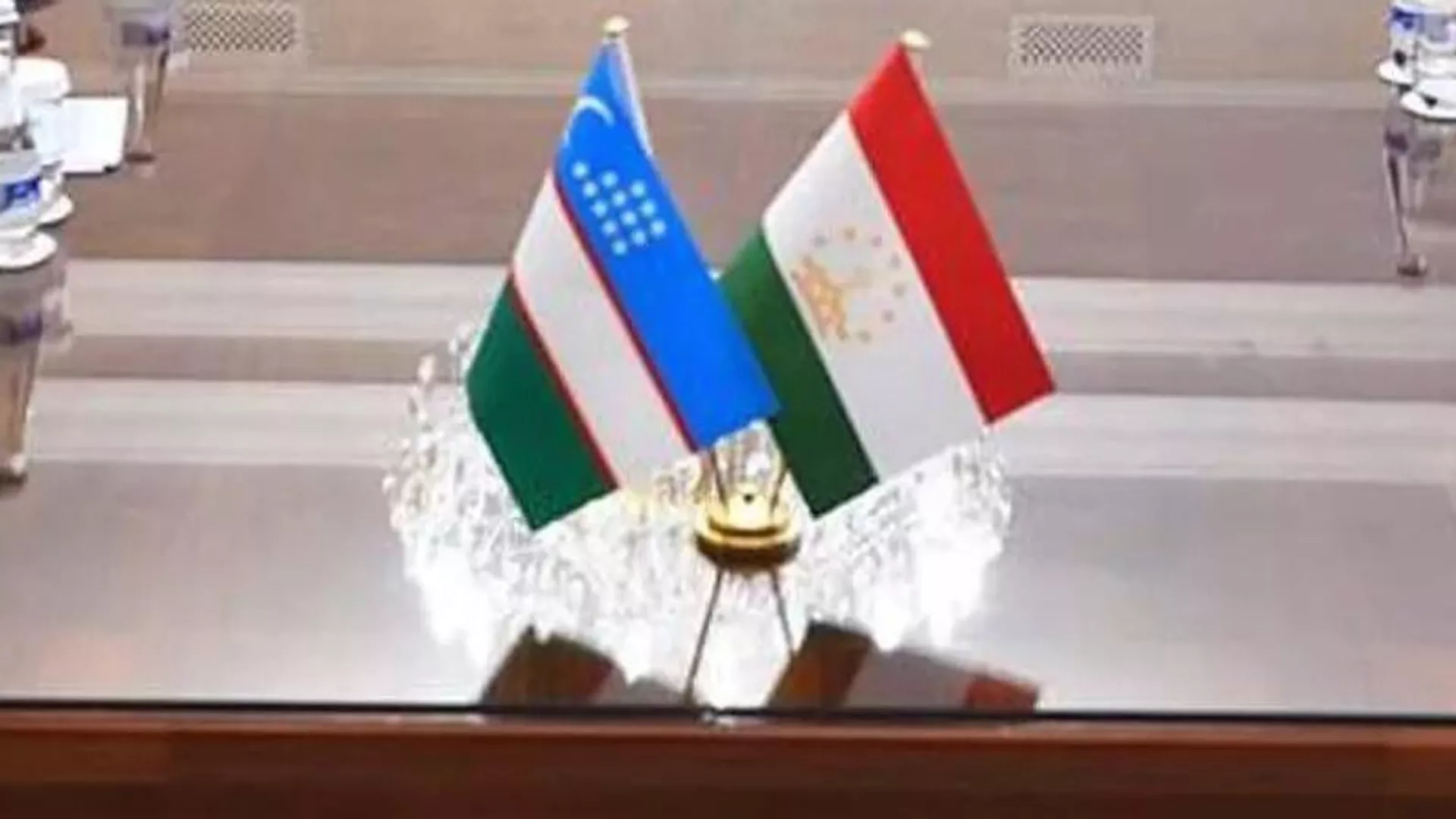 Флаги Узбекистана и Таджикистана