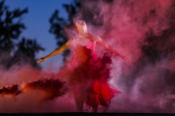 Французская артистка компании Gratte Ciel исполняет акробатическое шоу &quot;Rouge!&quot; во время фестиваля Santiago a mil 2022 в Сантьяго. - Sputnik Таджикистан