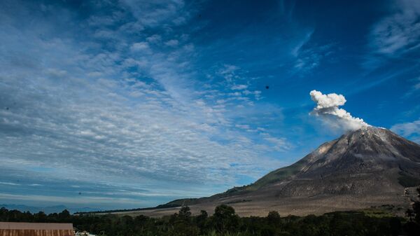 Извержение вулкана в Индонезии. Архивное фото - Sputnik Таджикистан