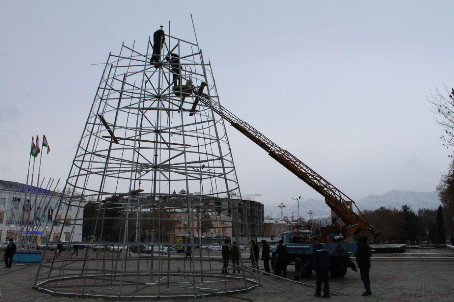 В Худжанде устанавливают главную елку Согда - Sputnik Таджикистан, 1920, 06.12.2022