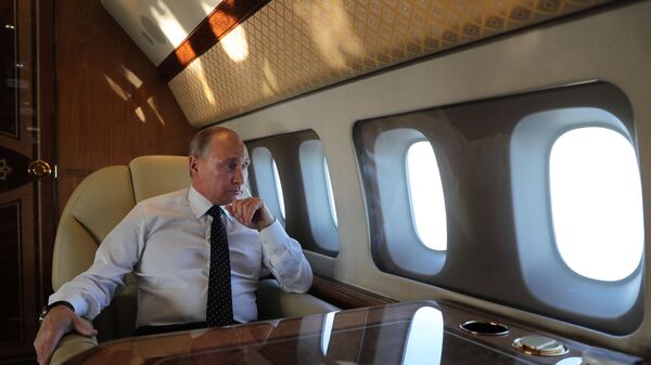 Владимир Путин на борту президентского самолета  - Sputnik Таджикистан