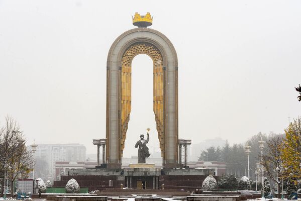 Как и обещали синоптики, снегопады в столице продолжаются. - Sputnik Таджикистан