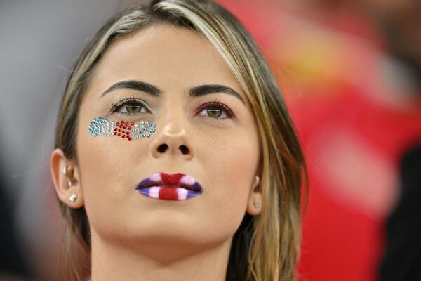Болельщица из Коста-Рики еще не знает, что ее команду со счетом 7:0 разгромит сборная Испании. - Sputnik Таджикистан