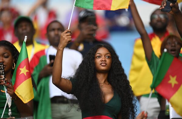 Болельщица сборной Камеруна перед началом матча группового этапа чемпионата мира по футболу между сборными Швейцарии и Камеруна - Sputnik Таджикистан