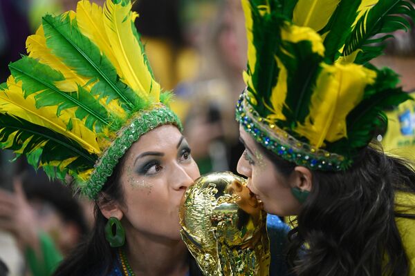 Болельщицы сборной Бразилии перед началом матча группового этапа чемпионата мира по футболу между командами Бразилии и Сербии. - Sputnik Таджикистан