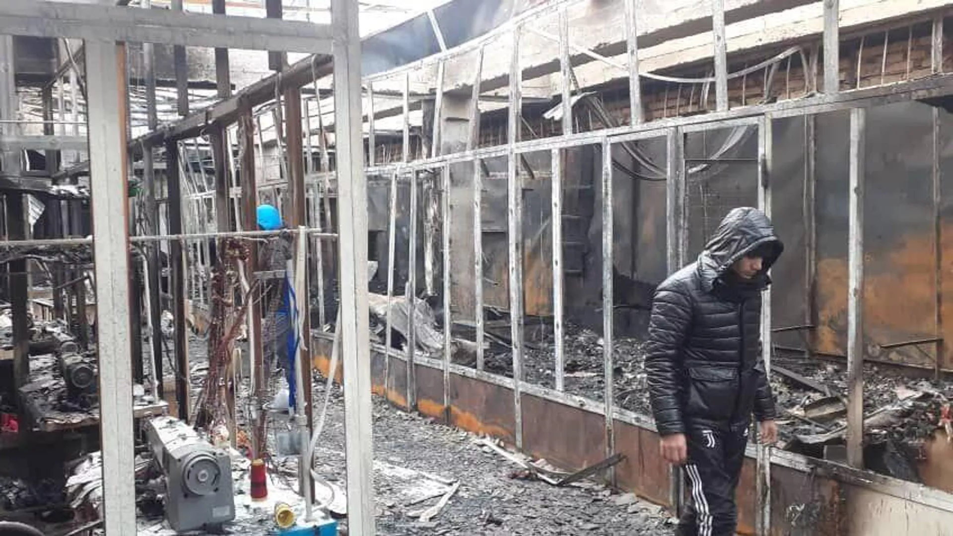 Пожар в ТЦ Шарк в Худжанде