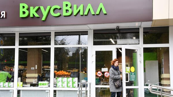 Женщина выходит из сетевого магазина продуктов питания ВкусВилл. - Sputnik Таджикистан