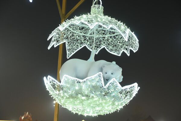 В стеклянном горящем шаре можно увидеть и белого медведя из северного полюса. - Sputnik Таджикистан