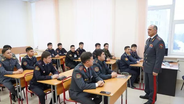 Мулоқоти генерал Абдусаттор Фаттозода бо муҳассилини тоҷики Донишгоҳи ВКД Русия дар шаҳри Маскав  - Sputnik Тоҷикистон