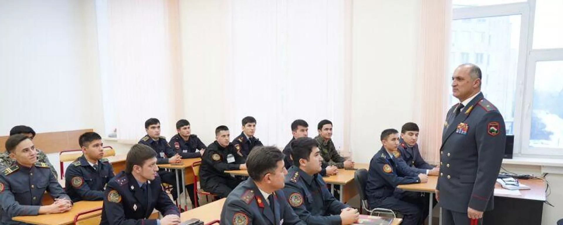 Мулоқоти генерал Абдусаттор Фаттозода бо муҳассилини тоҷики Донишгоҳи ВКД Русия дар шаҳри Маскав  - Sputnik Тоҷикистон, 1920, 12.12.2022