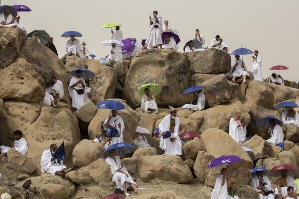 Паломники молятся на вершине горы Милости в долине Арафат неподалеку от Мекки. - Sputnik Таджикистан