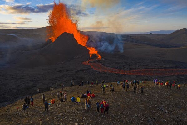Люди наблюдают за извержением вулкана Фаградальсфьядль в Исландии. - Sputnik Таджикистан