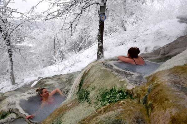 Отдыхающие купаются в горячем сероводородном источнике в кавказском Пятигорске на склоне горы Машук. - Sputnik Таджикистан