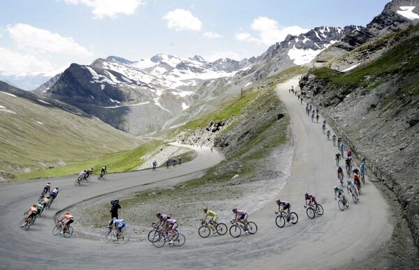 Велосипедная гонка &quot;Тур де Франс&quot;, проходящая во французских Альпах. - Sputnik Таджикистан