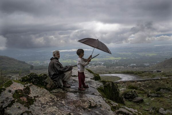 Кашмирский пастух с внуком в Гималайских горах. - Sputnik Таджикистан