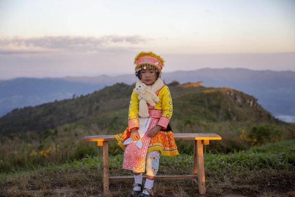 Девочка из горного племени Таиланда в традиционном одеянии. - Sputnik Таджикистан