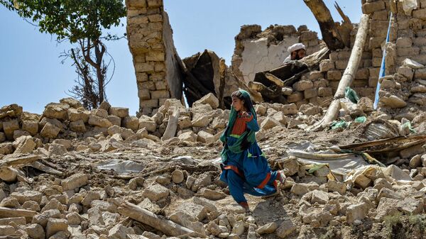 Девочка у разрушенного дома после землетрясения в Афганистане  - Sputnik Тоҷикистон