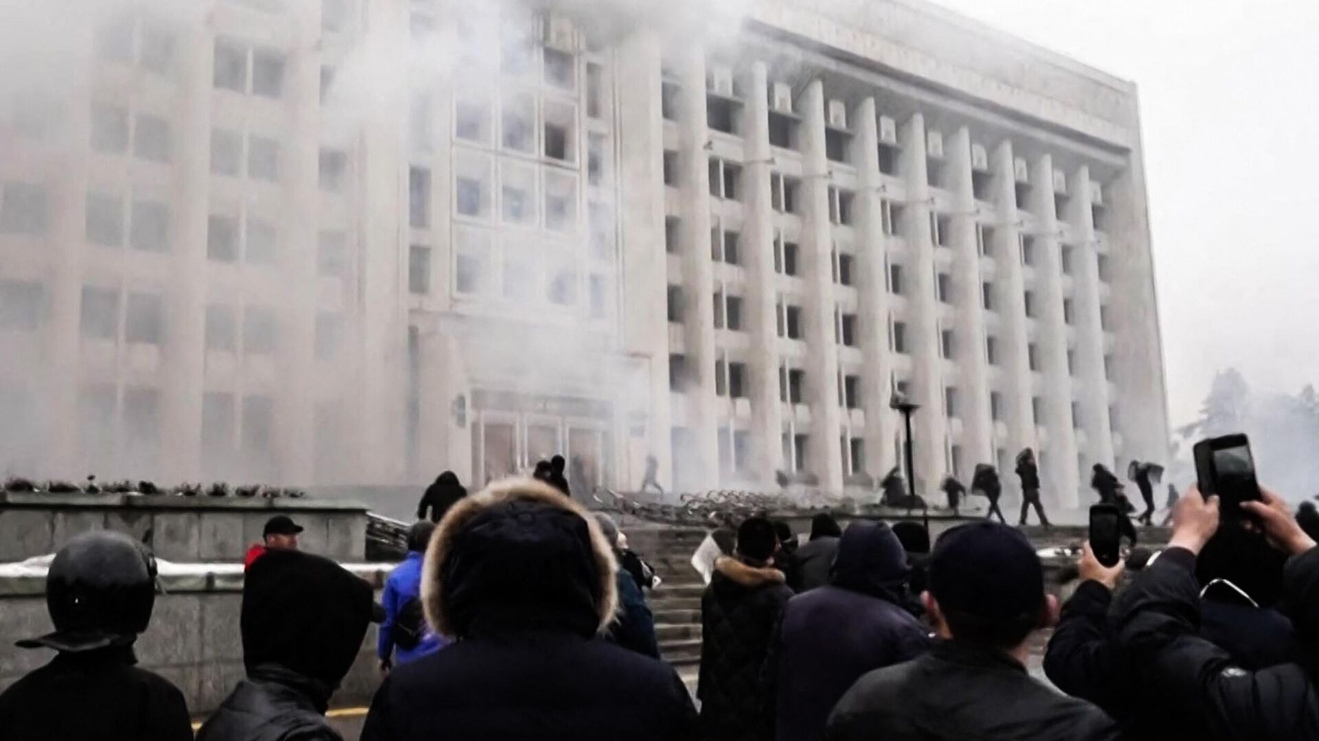 Здание городской администрации, которое было подожжено во время беспорядков в Алматы - Sputnik Таджикистан, 1920, 17.03.2023