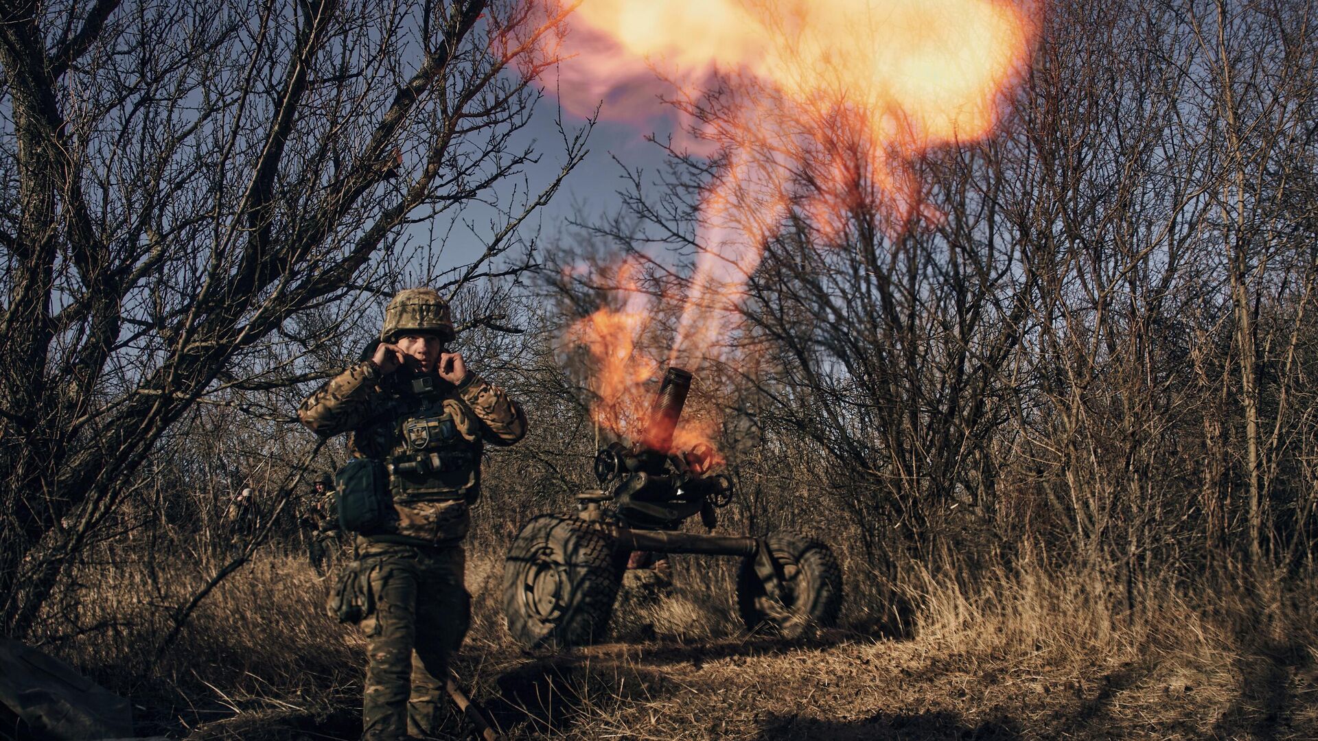 Украинский солдат ведет огонь из гранатомета в окрестностях Бахмута на Украине - Sputnik Таджикистан, 1920, 13.12.2022