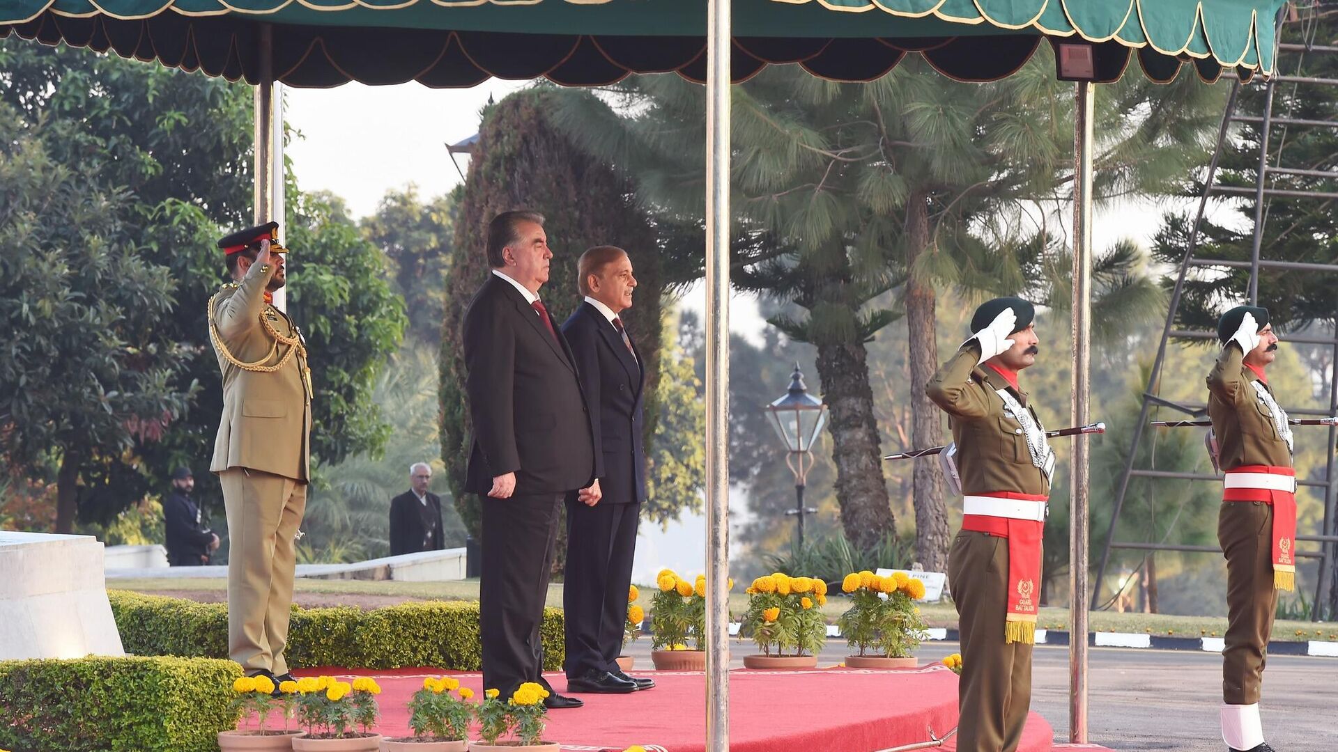 Президент Таджикистана и премьер-министр Пакистана на торжественной церемонии - Sputnik Тоҷикистон, 1920, 14.12.2022
