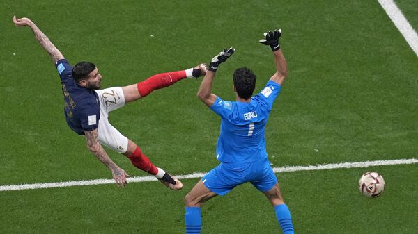 Защитник сборной Франции Тео Эрнандес забивает гол в ворота команды Марокко в полуфинале Чемпионата мира - 2022 в Катаре - Sputnik Таджикистан