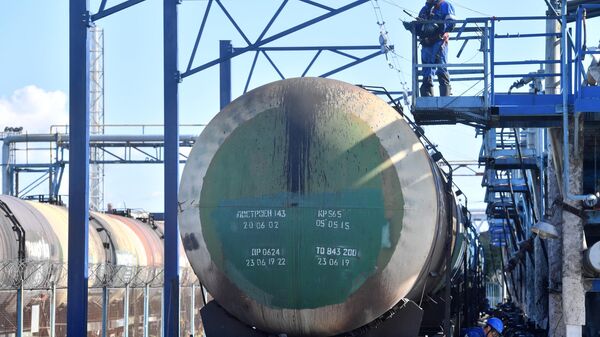 Железнодорожная цистерна с топливом в терминале - Sputnik Таджикистан