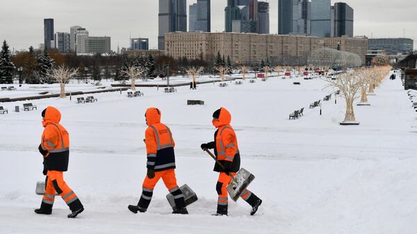 Сотрудники коммунальных служб убирают снег в Москве - Sputnik Таджикистан
