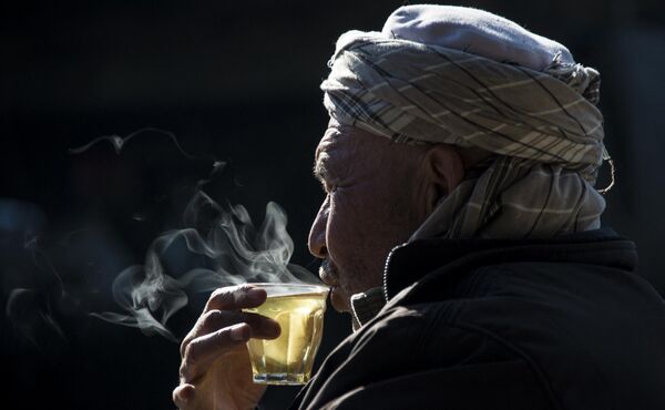 Афганец пьет чай в магазине подержанных автозапчастей в Кабуле. - Sputnik Таджикистан