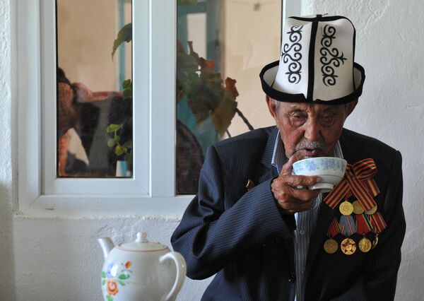 93-летний ветеран Второй мировой войны Сардар Акылбеков пьет чай в своем доме в селе Ток-Бай, примерно в 20 км от столицы Кыргызстана Бишкека.  - Sputnik Таджикистан