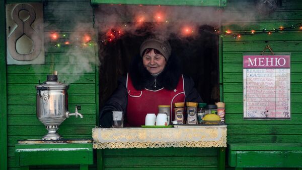 Продавец придорожного кафе на трассе в Новгородской области - Sputnik Таджикистан
