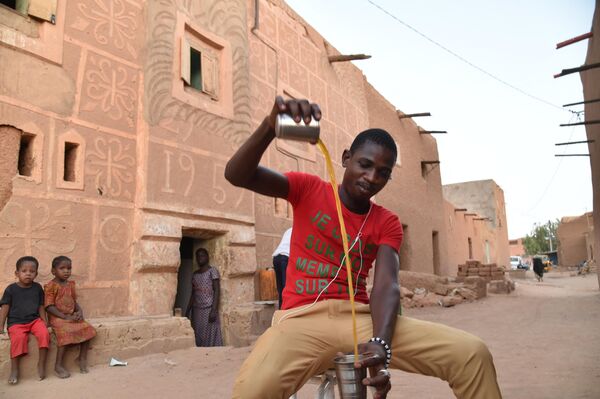 Мужчина наливает чай в городе Агадес в Нигерии. - Sputnik Таджикистан
