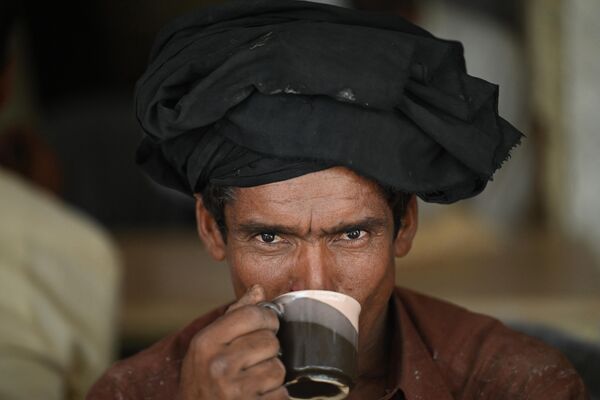 Мужчина пьют чай в придорожном ресторане в Исламабаде,. - Sputnik Таджикистан