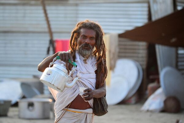 Индийский садху (святой человек) разливает чай. - Sputnik Таджикистан