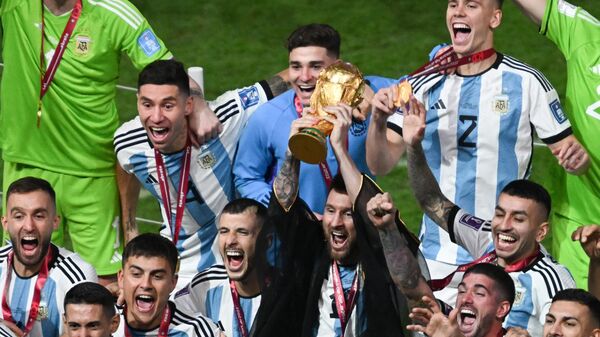 Игроки сборной Аргентины на церемонии награждения победителей чемпионата мира по футболу. - Sputnik Таджикистан