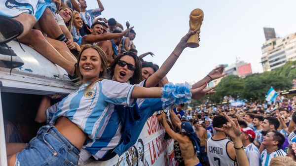 Аргентинские болельщики радуются победе сборной на ЧМ-2022 по футболу в Буэнос-Айресе  - Sputnik Таджикистан
