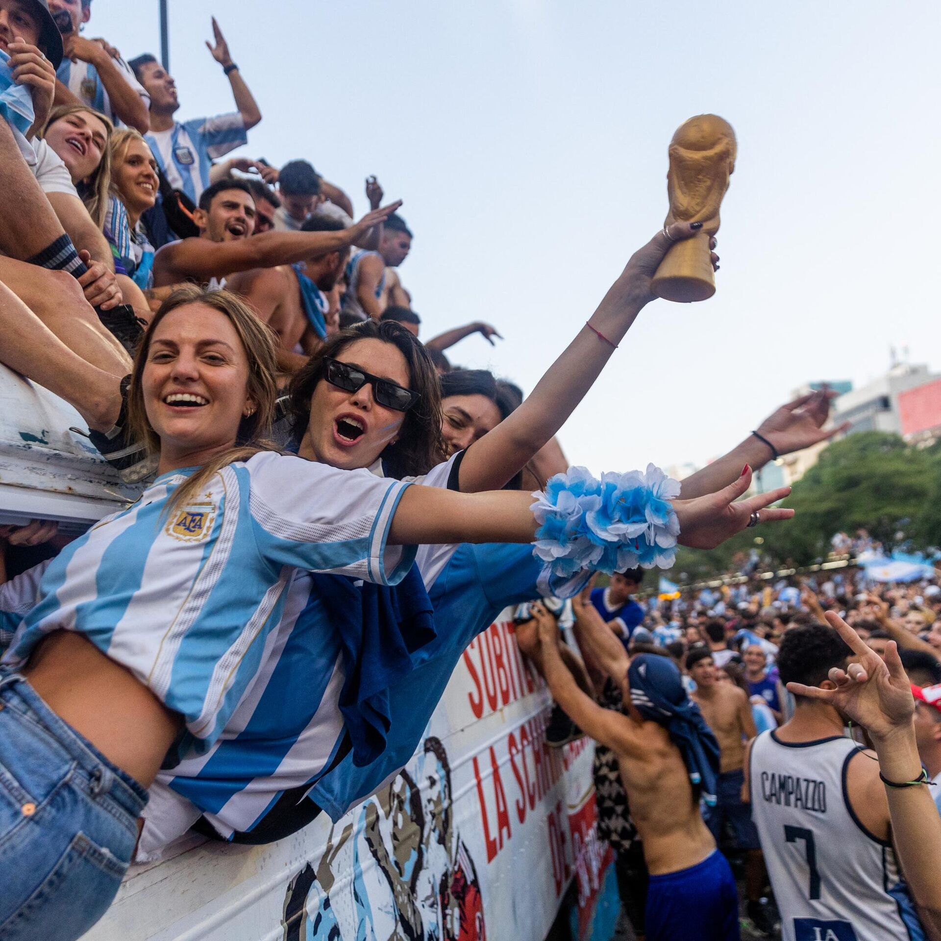 Буэнос-Айрес плачет от счастья: Аргентина празднует победу на ЧМ - фото