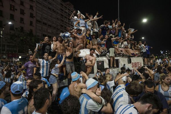 Эмоции аргентинцев на фоне победы просто зашкаливали. - Sputnik Таджикистан