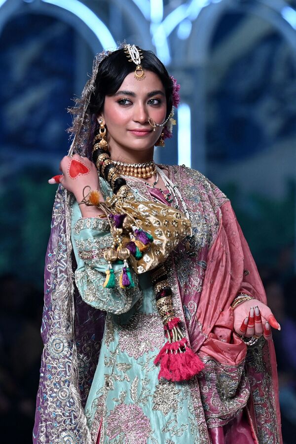 Уникально, великолепно, грациозно - пожалуй, именно так можно охарактеризовать каждый из нарядов, продемонстрированных в рамках модной недели Hum Bridal Couture Week 2022 в Лахоре.   - Sputnik Таджикистан