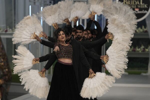 Пакистанская неделя свадебной моды ворвалась в мировые модные ивенты еще в 2011 году и с тех пор остается значимым событием в fashion-индустрии. - Sputnik Таджикистан