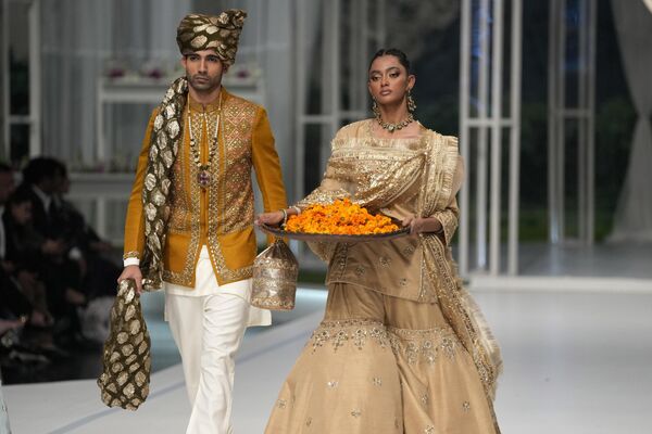 Выходили на сцену не только невесты, но и женихи, демонстрируя классические варианты нарядов в актуальных тканях и фасонах. - Sputnik Таджикистан