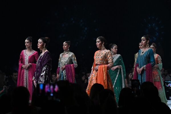 Каждый из дизайнеров показал разнообразные сочетания традиционных и современных свадебных нарядов. - Sputnik Таджикистан