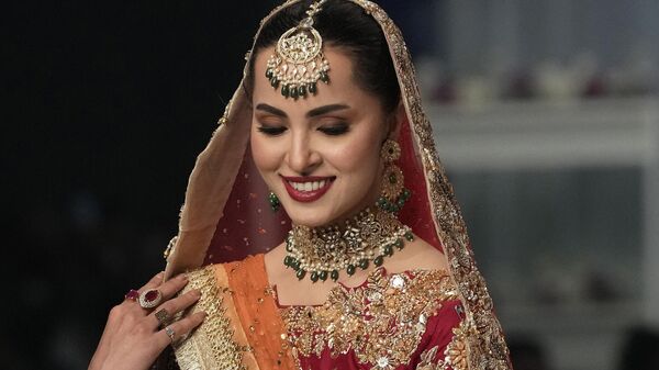 Модели во время презентации коллекции Nayla H на показе высокой свадебной моды в Пакистане  - Sputnik Таджикистан