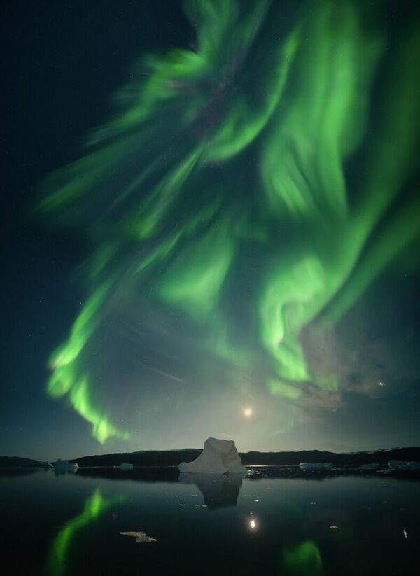 На востоке Гренландии небо также показывает волшебство. Его смог уловить фотограф Вирджил Реглиони. - Sputnik Таджикистан