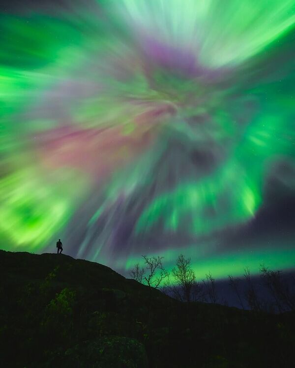 Фото из Норвегии, &quot;Вселенная Авроры&quot;, сделанное Тор-Иваром Нессом, тоже попало в список лучших. - Sputnik Таджикистан
