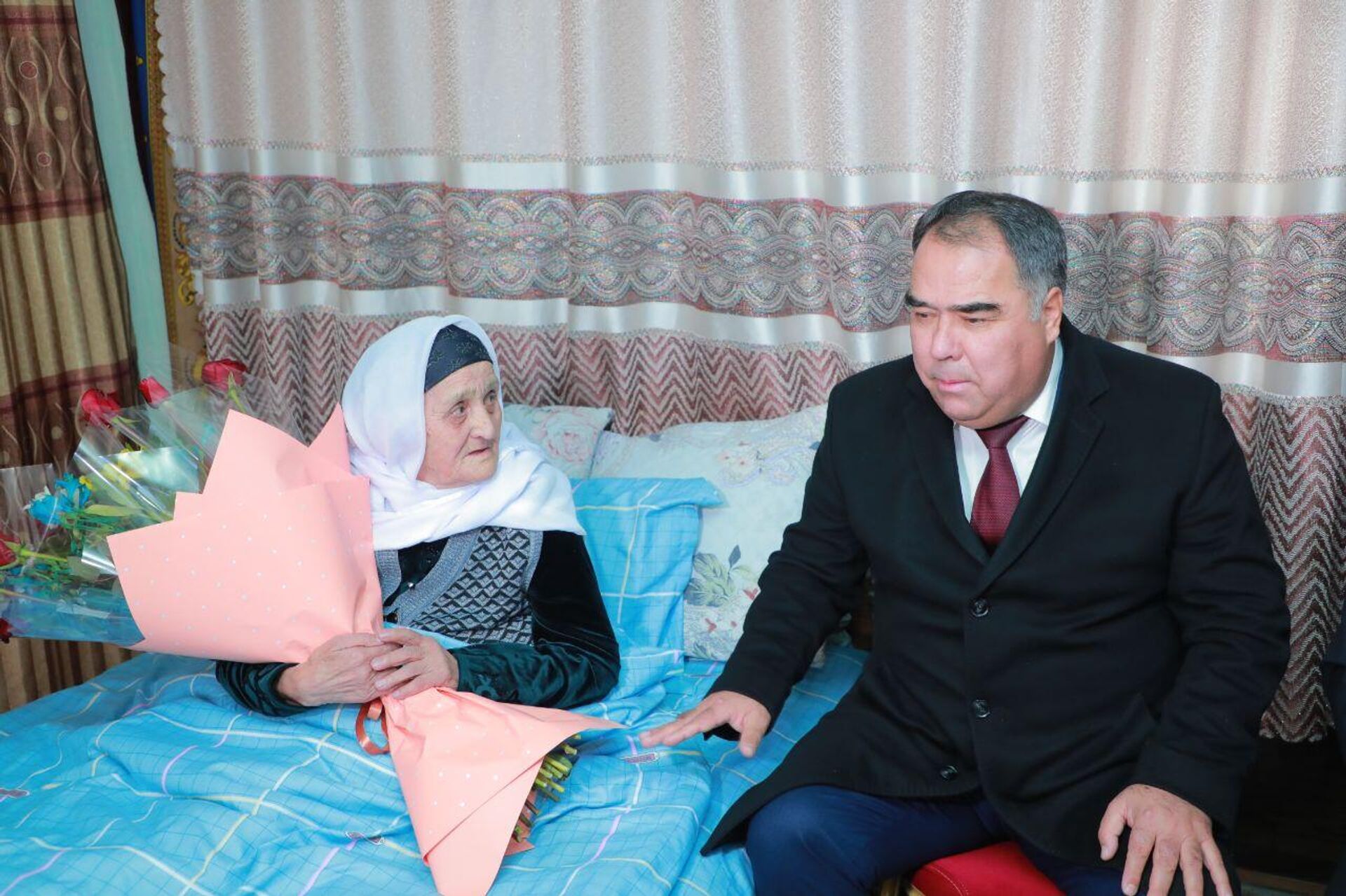 Глава Согдийской области Раджаббой Ахмадзода посещает ветеранов труда - Sputnik Таджикистан, 1920, 20.12.2022