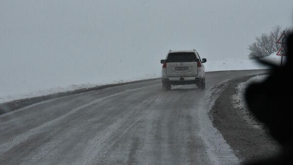 Снегопад по дороге в Худжанд - Sputnik Таджикистан