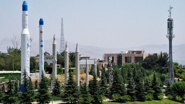 Образцы ракет и ракетоносителей на территории музея Исламской революции и Священной обороны в Тегеране. - Sputnik Таджикистан