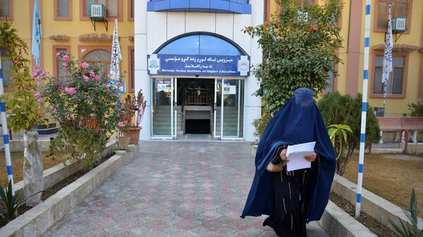 Студентка перед университетом в провинции Кандагар, Афганистан - Sputnik Тоҷикистон