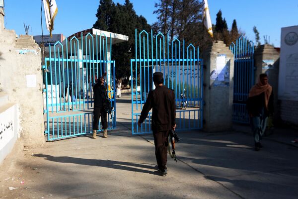 Афганцы выразили возмущение в социальных сетях против запрета на обучение женщин в университетах. - Sputnik Таджикистан