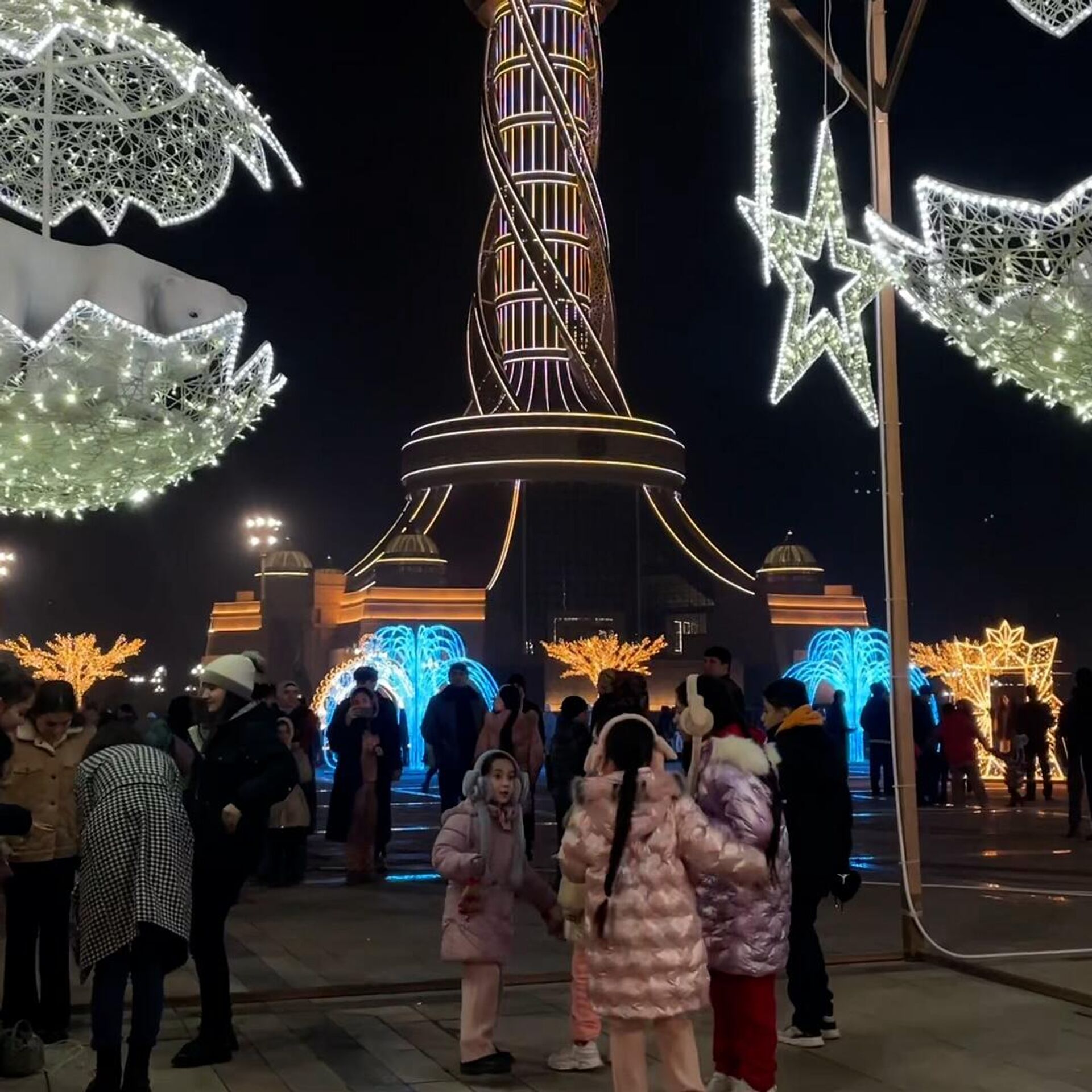 Душанбе 2023 год. Таджикистан Душанбе 2023. Душанбе новый год. Новый год атмосфера. Новогодняя атмосфера.
